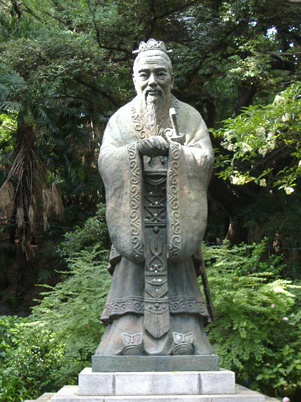 Статуя Конфуція, побудована в храмі Юсіма Сейдо, Токіо, Японія. Конфуцій був китайським філософом, поетом і політиком весняно-осіннього періоду.