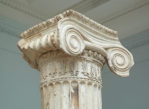 Columna Iónica (Porche Norte), Erecteion en la Acrópolis, Atenas, mármol, 421-407 a.C.E., Periodo Clásico (Museo Británico, Londres). Mnesicles pudo haber sido el arquitecto.