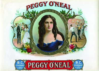 Un couvercle de boîte à cigares montre un portrait de Peggy O'Neal au centre ; elle est représentée comme une jeune femme séduisante vêtue d'une robe décolletée. Sur la gauche, Andrew Jackson présente des fleurs à O'Neal. Sur la droite, deux hommes se battent en duel pour elle. Des étiquettes indiquant « Peggy O'Neal » apparaissent en haut et en bas.