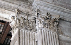 Panteón pórtico pilastra capiteles