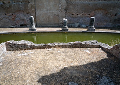 "Maritime Theater," Hadrian's Villa, triclinium or a tablinum?