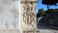 Bárbaros subyugados sobre zócalo, Arco de Constantino