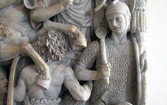 Sarcófago de batalla Ludovisi, detalle en el borde derecho