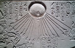 Altar de Casa con Akhenaten, Nefertiti y Tres Hijas, detalle con Disco Solar