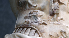 Augusto de Primaporta, detalle con Apolo y Griffin
