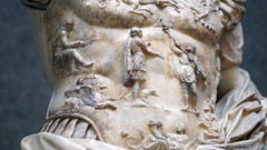 Augusto de Primaporta, detalle con representación de Roma (¿Roma?) y ella lobo