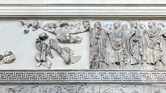 Ara Pacis Augustae, Augusto centro (falta frente al cuerpo), cuatro flaminas se paran a la derecha (nota que proyecta tacos de olivo)