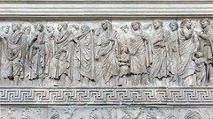 Ara Pacis Augustae, cuatro flaminas están juntas (izquierda), un lictor flaminius con hacha sobre hombro, Agripa en alto relieve (centro), Livia o Julia (detrás de Agripa)
