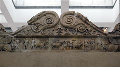 Ara Pacis Augustae, animales llevaron al sacrificio (lado norte exterior del altar)