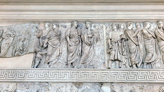 Ara Pacis Augustae, familia de Augusto (izquierda) Ara Pacis Augustae, procesión (norte), figuras universitarias sacerdotales (derecha)