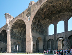 Basílica de Maxentius y Constantino, tres bahías con visitantes