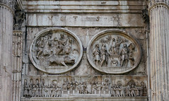 Caza de jabalíes (tondo izquierdo), sacrificio a Apolo (tondo derecho), friso con oración en la tribuna (Foro), Arco de Constantino (norte) cerrar