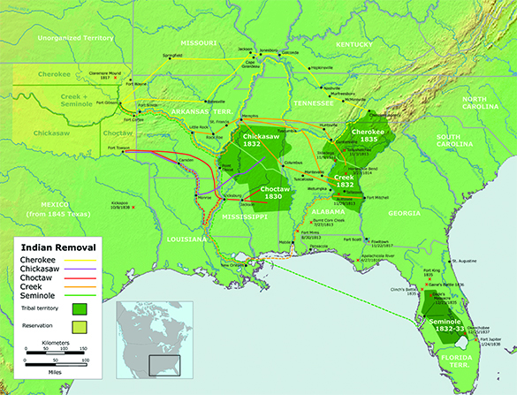 Une carte montre les itinéraires empruntés par les Cherokee, Creek, Choctaw, Chickasaw et Seminole depuis le sud-est jusqu'à une zone du territoire occidental lors de leur retrait forcé de leur pays d'origine.