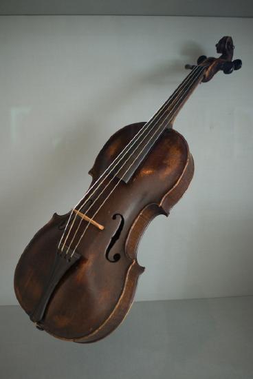 An image of a violin