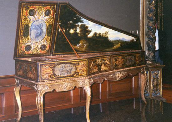 Picture of a harpsichord 