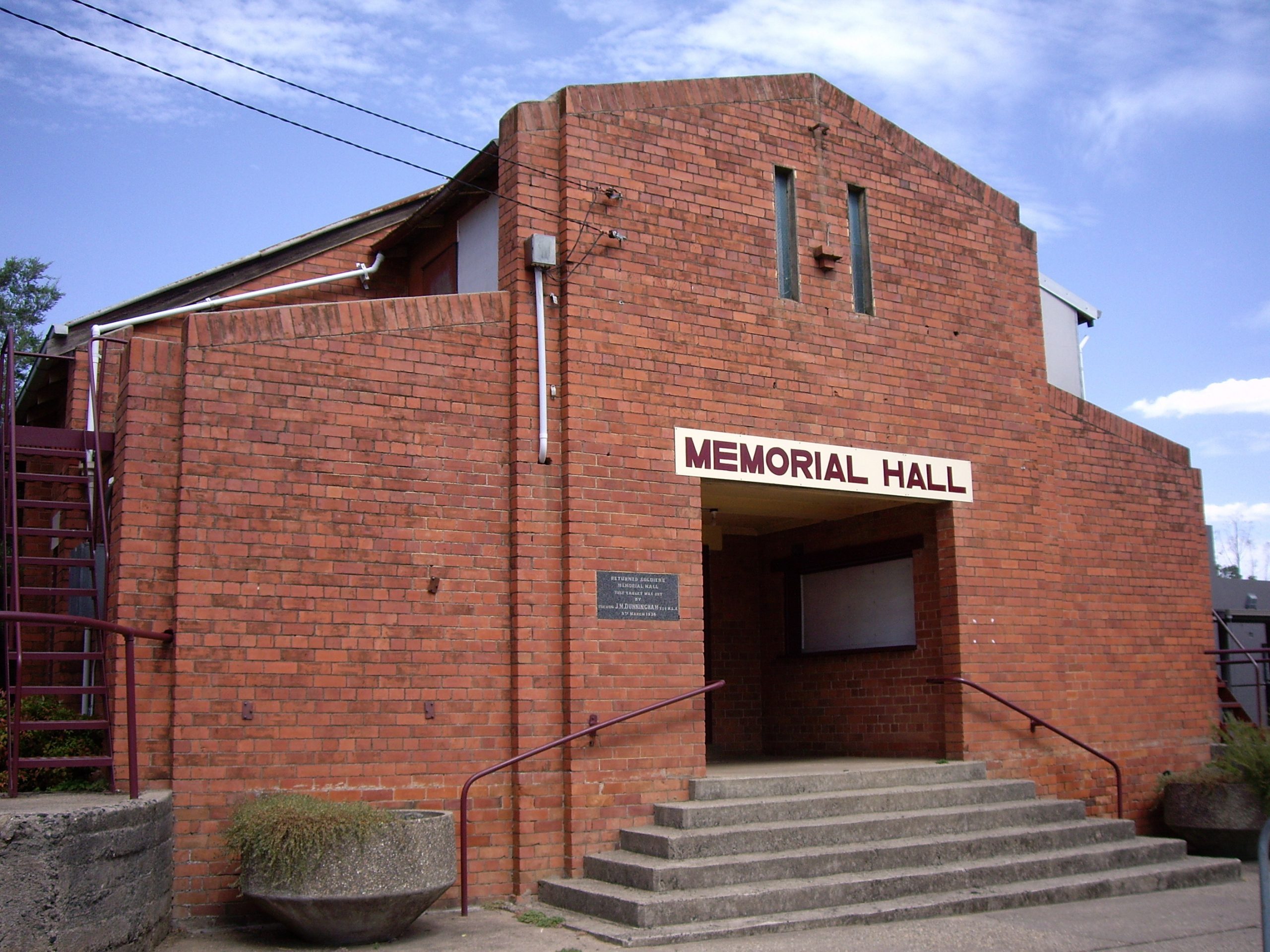 Photo of Tumbarumba Memorial Hall, which is a large red brick building.